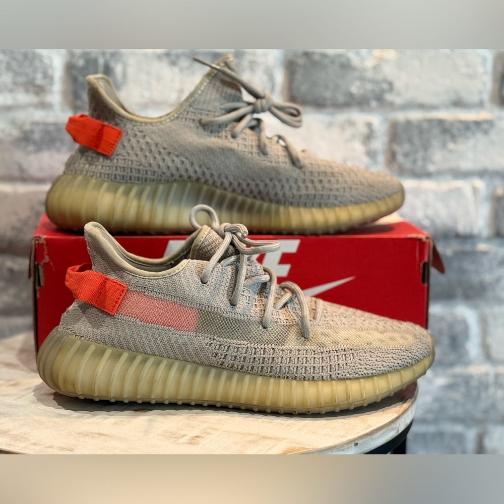 Yeezy Adidas 350 v2 Tail Light Size 9.5 FX9017